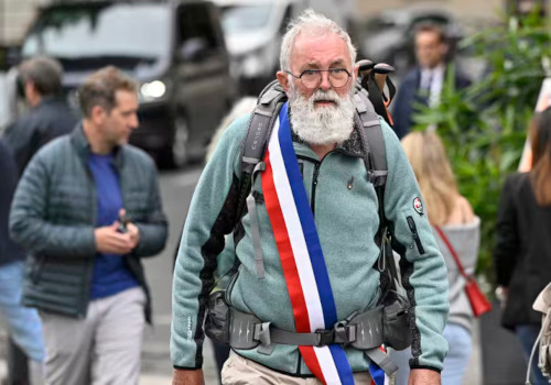 Contre les déserts médicaux, ce maire normand a marché jusqu’à Paris